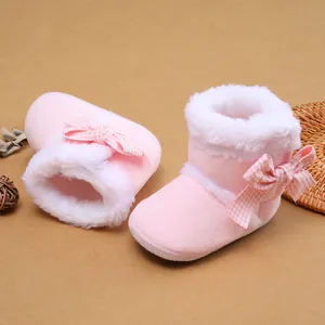 Detailansicht von süßen rosa Babystiefeln mit weichem Plüschfutter und Schleife
