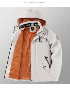 Detailansicht einer Herrenjacke mit Kapuze, orangefarbenem Karofutter und Reißverschluss