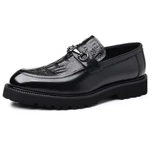 Mocasines de cuero negro para hombre con grabado de cocodrilo y hebilla de metal