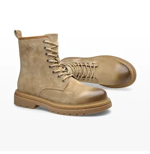 Dettaglio stivali uomo in pelle scamosciata beige con suola spessa e punta tonda retro