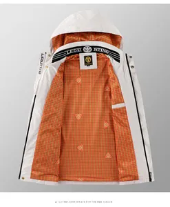 Detailansicht einer Herrenjacke mit Kapuze, orangefarbenem Karofutter und Logo