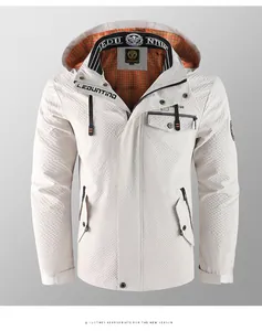 Nahaufnahme einer lässigen, cremefarbenen Herrenjacke mit Kapuze und Karomuster