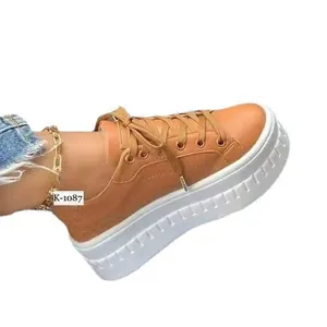 Modische braune Plateau-Sneaker für Damen mit dicken Sohlen und lässigem Schnürdesign