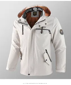 Nahaufnahme einer hellbeigen Herren-Kapuzenjacke mit strukturiertem Stoffdetail.