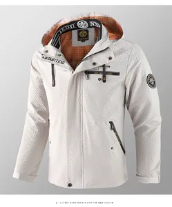 Detailansicht der Herren Outdoor-Kapuzenjacke mit Karostruktur und orangefarbenem Futter.