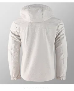 Rückansicht einer Herren-Kapuzenjacke mit dezenter Gitterstruktur und elastischen Bündchen
