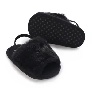 Schwarze flauschige Babysandalen mit weicher rutschfester Sohle und elastischem Band