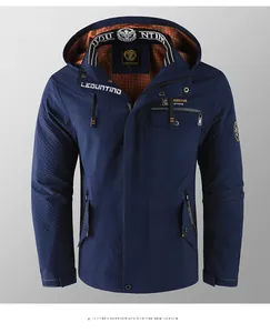 Detailansicht der marineblauen Kapuzenfreizeitjacke mit Gitterstruktur und orangenem Futter