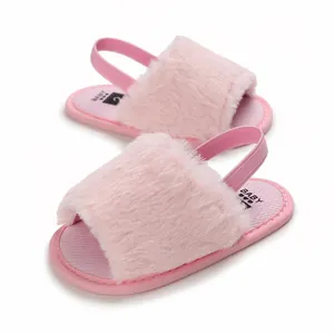 Detailansicht von rosa pelzigen Babysandalen mit weichem Plüschobermaterial und elastischen Riemen