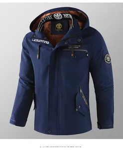 Vorderansicht einer dunkelblauen Herren-Kapuzenjacke mit strukturierten Stoffdetails