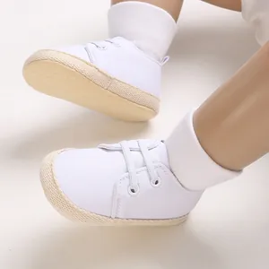 Detailansicht weißer Segeltuch-Babyschuhe mit weicher rutschfester Sohle und Strickkante