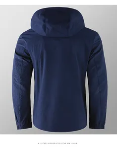 Detaillierte Rückansicht der dunkelblauen Outdoor-Jacke mit Kapuze und feiner Struktur