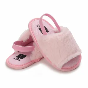 Weiche rosa flauschige Babysandalen mit elastischem Fersenriemen für Kleinkinder