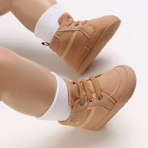 Détail de la texture et semelle antidérapante de baskets hautes marron pour bébé