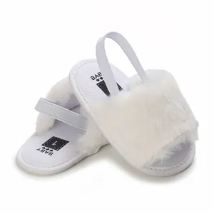 Detailansicht weicher weißer Baby-Sandalen aus Kunstpelz mit elastischem Fersenband.