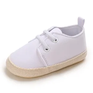 Detailansicht weißer Baby-Lauflernschuh aus Leinwand mit weicher, gewebter Sohle