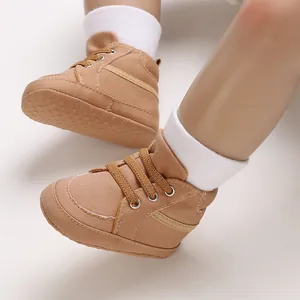 Gros plan détaillé de chaussures de marche montantes marron pour bébé à semelle souple