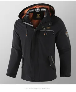 Detailansicht der schwarzen Herren-Freizeitjacke mit Kapuze und Karomuster-Futter