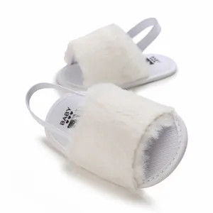 Bequeme weiße Kunstpelz Baby-Sandalen mit sicherem elastischem Riemen und rutschfester Sohle