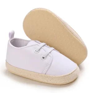 Detaillierte Ansicht der rutschfesten Sohle und des weißen Designs dieser Babyschuhe.