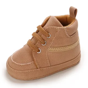 Vue détaillée de chaussures de marche montantes en toile marron pour bébé avec lacets