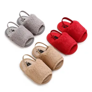 Bunte weiche Baby-Sandalen aus Kunstfell mit elastischem Riemen und rutschfester Sohle.