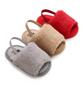 Kollektion weicher pelziger Babysandalen in Grau Beige und Rot für erste Gehversuche
