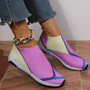 Gros plan détaillé de baskets décontractées en maille rose et jaune pour femmes en été