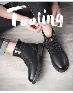 Bottes Martin noires pour hommes de style travail montrées de dessus sur les pieds