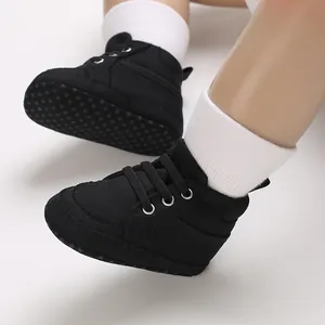 Gros plan de chaussures de marche souples pour bébé en toile noire premium