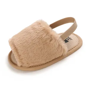 Detailansicht weicher khakifarbener Babysandalen mit flauschigem Obermaterial und Fersenband.