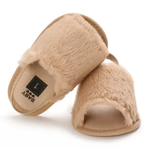 Nahaufnahme von weichen khakifarbenen Baby-Sandalen mit flauschigem Obermaterial