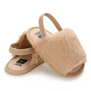 Detailansicht von beigen Baby-Pelzsandalen mit elastischem Band und rutschfester Sohle