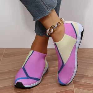Gros plan de baskets pour femmes en fly-knit avec motifs géométriques violets et jaunes