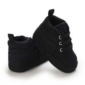 Vue détaillée montrant la texture de la toile et la semelle souple des chaussures bébé