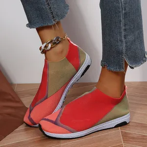 Vue détaillée de baskets en maille pour femmes avec semelle texturée et blocs de couleurs