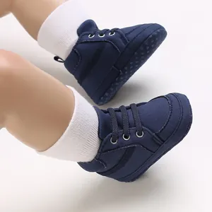 Vue détaillée des baskets en toile bleu marine pour bébé avec semelles souples antidérapantes