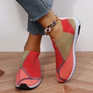 Gros plan de baskets à enfiler pour femmes en maille multicolore et semelle blanche