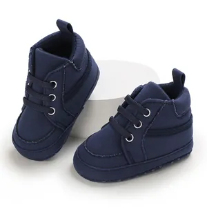 Gros plan détaillé de baskets en toile bleu marine à semelle souple pour bébés