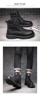 Vue détaillée des bottines Martin noires pour hommes portées avec un jean noir ajusté