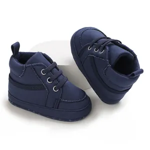 Détail des chaussures de marche pour bébé en toile bleu marine avec semelle souple et flexible