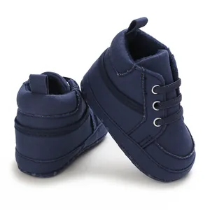 Détail de chaussures de marche en toile bleu marine à semelle souple pour bébés garçons