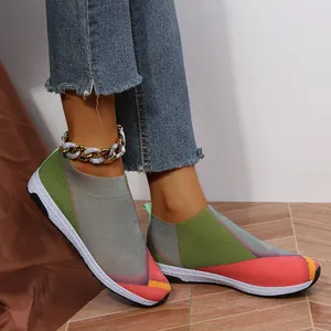 Vue détaillée des baskets en maille fly-knit colorées avec tissu respirant et semelle blanche