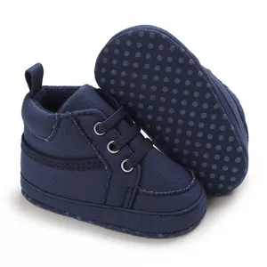 Détail de chaussures de marche pour bébé en toile bleu marine avec semelle antidérapante