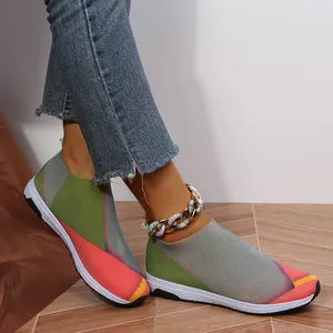 Vue détaillée montrant la texture fly-knit multicolore de ces baskets pour femmes.