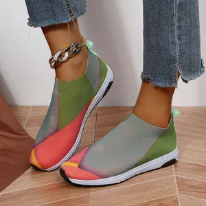 Baskets de marche à enfiler en Flyknit colorées pour femmes présentées aux pieds