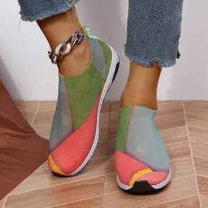 Vue détaillée de baskets en maille colorées pour femmes avec une semelle texturée.