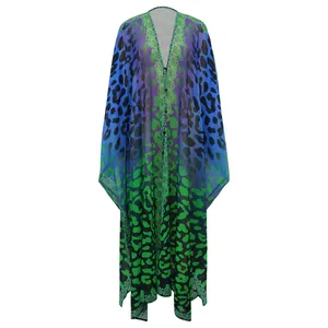 Detail des halbtransparenten Chiffon-Kaftans mit Leopardenmuster und V-Ausschnitt