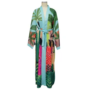 Lungo cardigan stile kimono con vivace stampa di foglie tropicali e figure su manichino