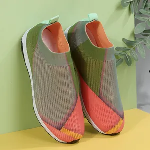 Vue détaillée de baskets flyknit colorées pour femmes dans un cadre très dynamique.